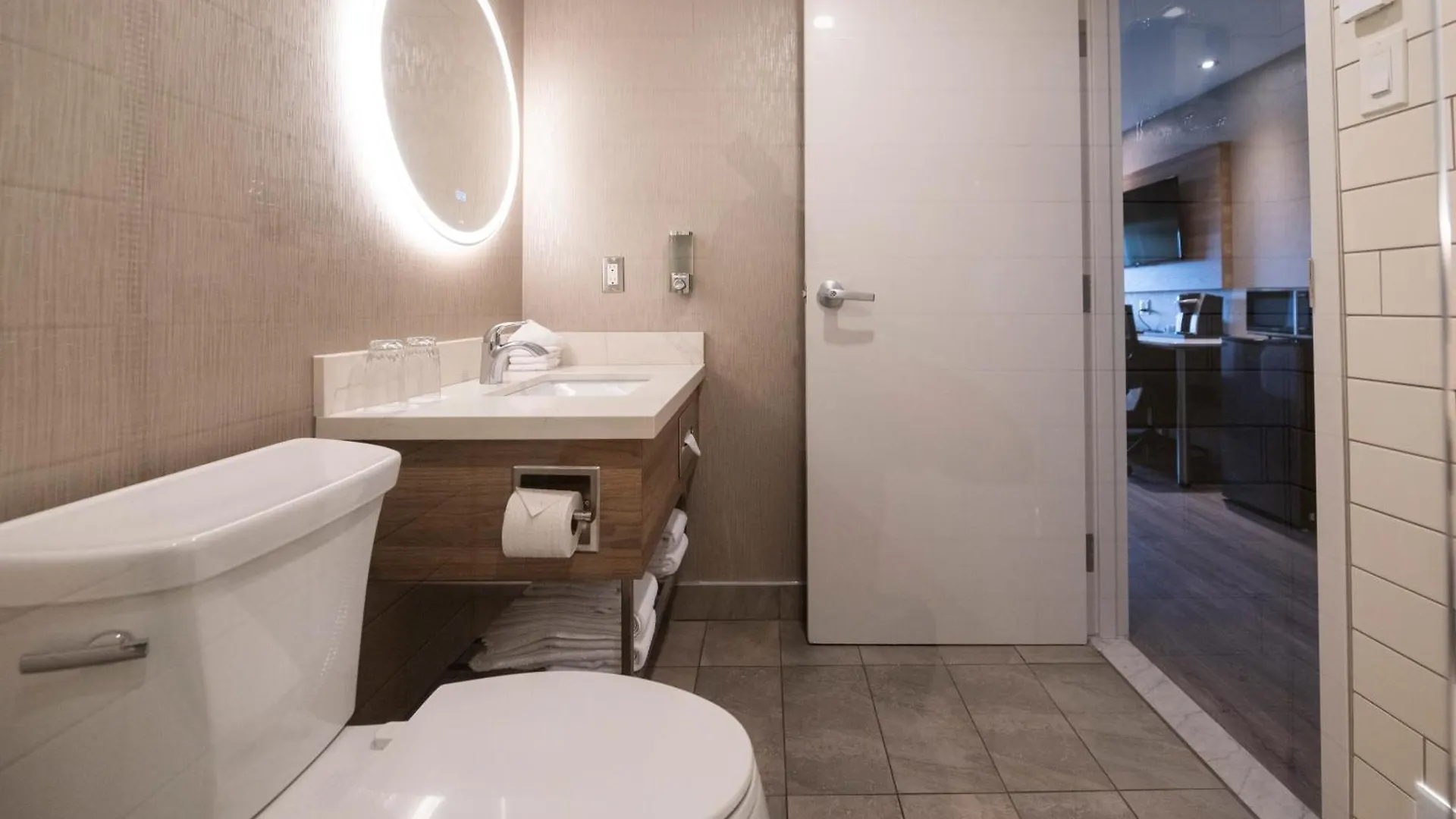 ***  Hotel & Suites Le Dauphin Quebec Canada