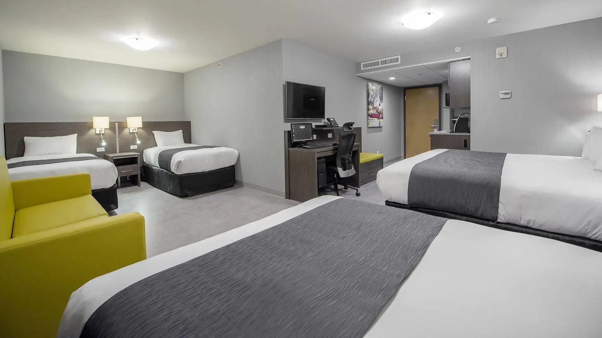 ***  Hotel & Suites Le Dauphin Quebec Canada
