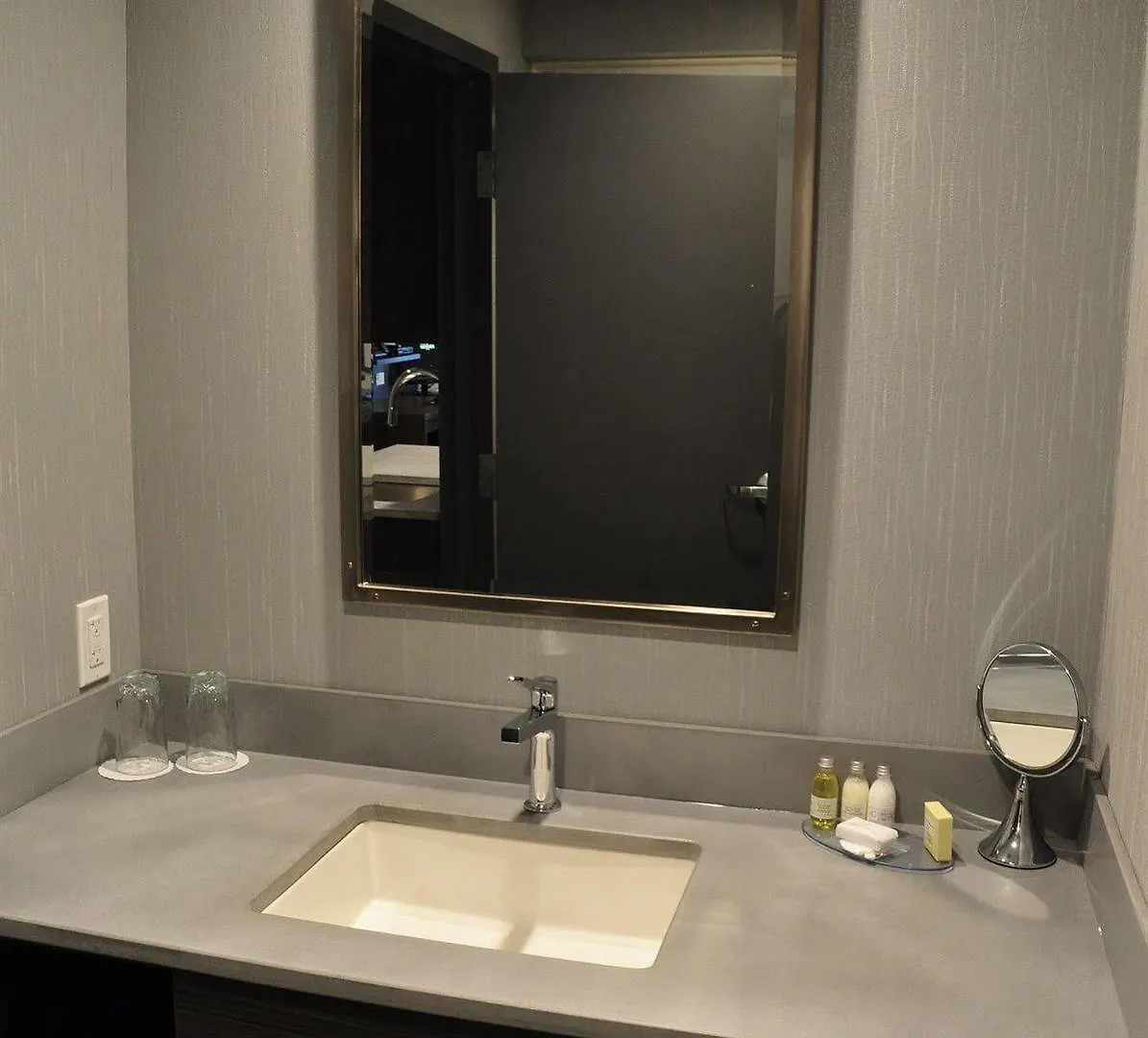 Hotel & Suites Le Dauphin Quebec  Quebec City